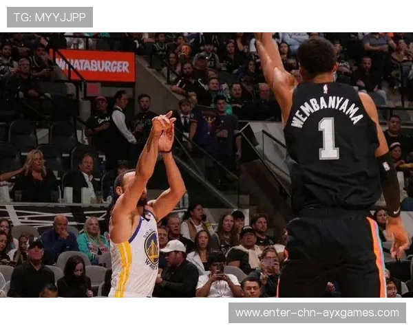 库里远距离连连发威,勇士主场成钢铁堡垒 库里远距离连连发威,勇士主场成钢铁堡垒