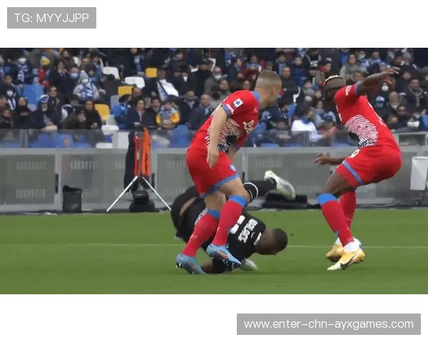 奥斯梅恩抢点甩头攻门震撼全场 奥斯梅恩抢点甩头攻门震撼全场