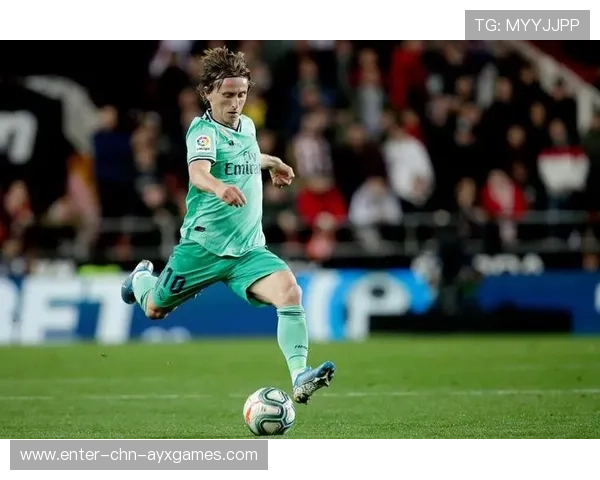 皇马连续传中，维尼修斯抢点头球破门