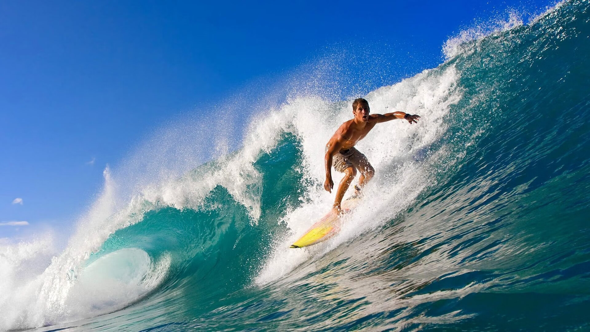 “悬崖飞跃：悬崖边的极限运动”，悬崖飞翔